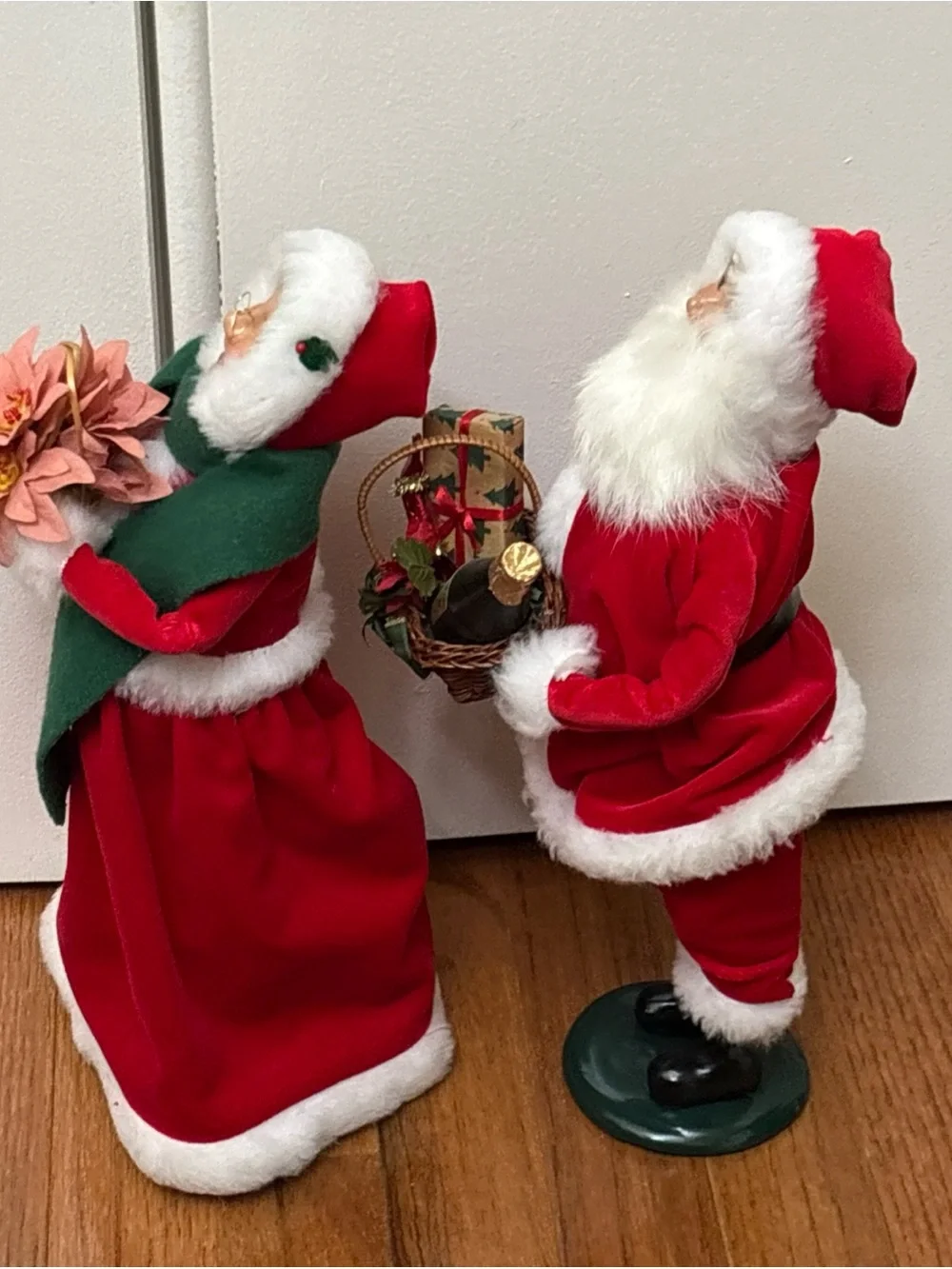 Byers Choice The Carolers Santa & Mrs Claus Christmas 12